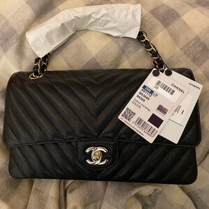 💸 SOLD - CHANEL Medium Chevron Classic Flap - Black w/ LGHW
